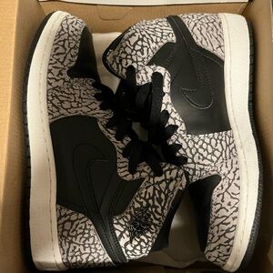 SOLD Air Jordan 1 Retro High Big Kids Grade School 4.5Y Elephant Skin